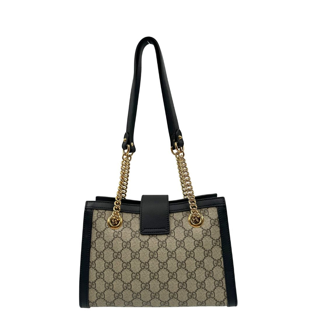 Retro, Borsa Gucci in canvas GG monogram con finiture in pelle nera e parti metalliche dorate; munita di doppi manici in catena con spallacci in pelle. Originale, usata, di lusso, in condizioni eccellenti.