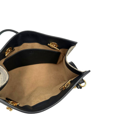 Interno, Borsa Gucci in canvas GG monogram con finiture in pelle nera e parti metalliche dorate; munita di doppi manici in catena con spallacci in pelle. Originale, usata, di lusso, in condizioni eccellenti.