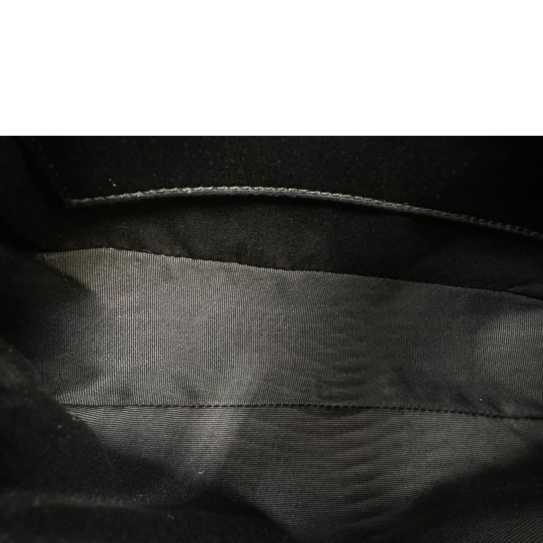 interno  Borsa Saint Laurent, iconiche iniziali ysl al centro e impunture trapuntate a “y”, di lusso, originale, ottime condizioni, usata. 