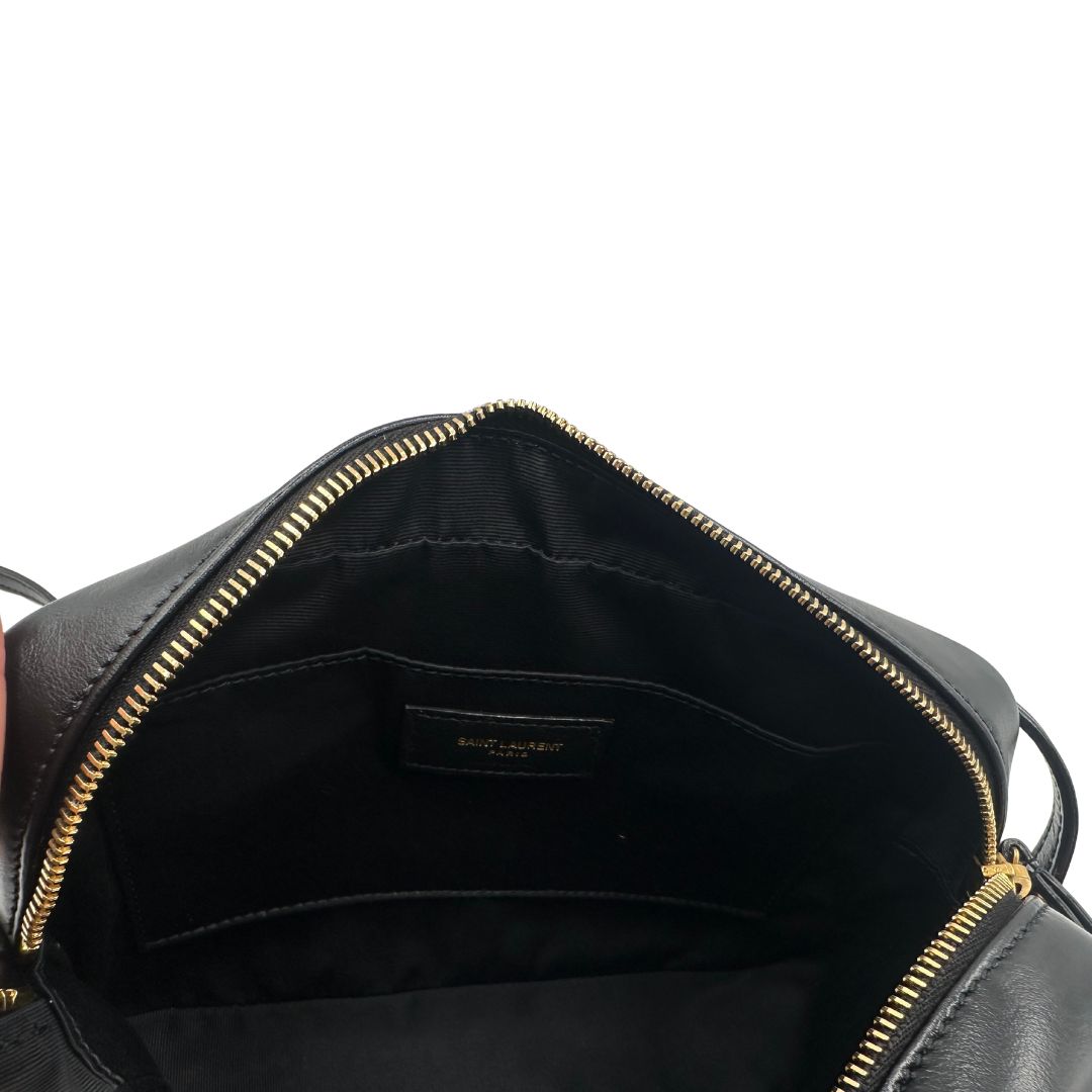 interno  Borsa Saint Laurent, iconiche iniziali ysl al centro e impunture trapuntate a “y”, di lusso, originale, ottime condizioni, usata. 