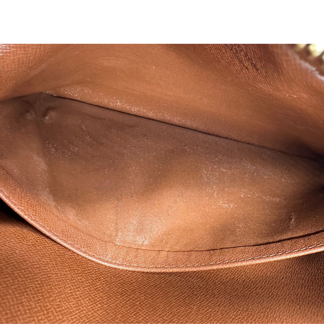 interno Pochette Compiègne Louis Vuitton in canvas marrone monogram con parti metalliche dorate, di lusso, originale, ottime condizioni, usata. 