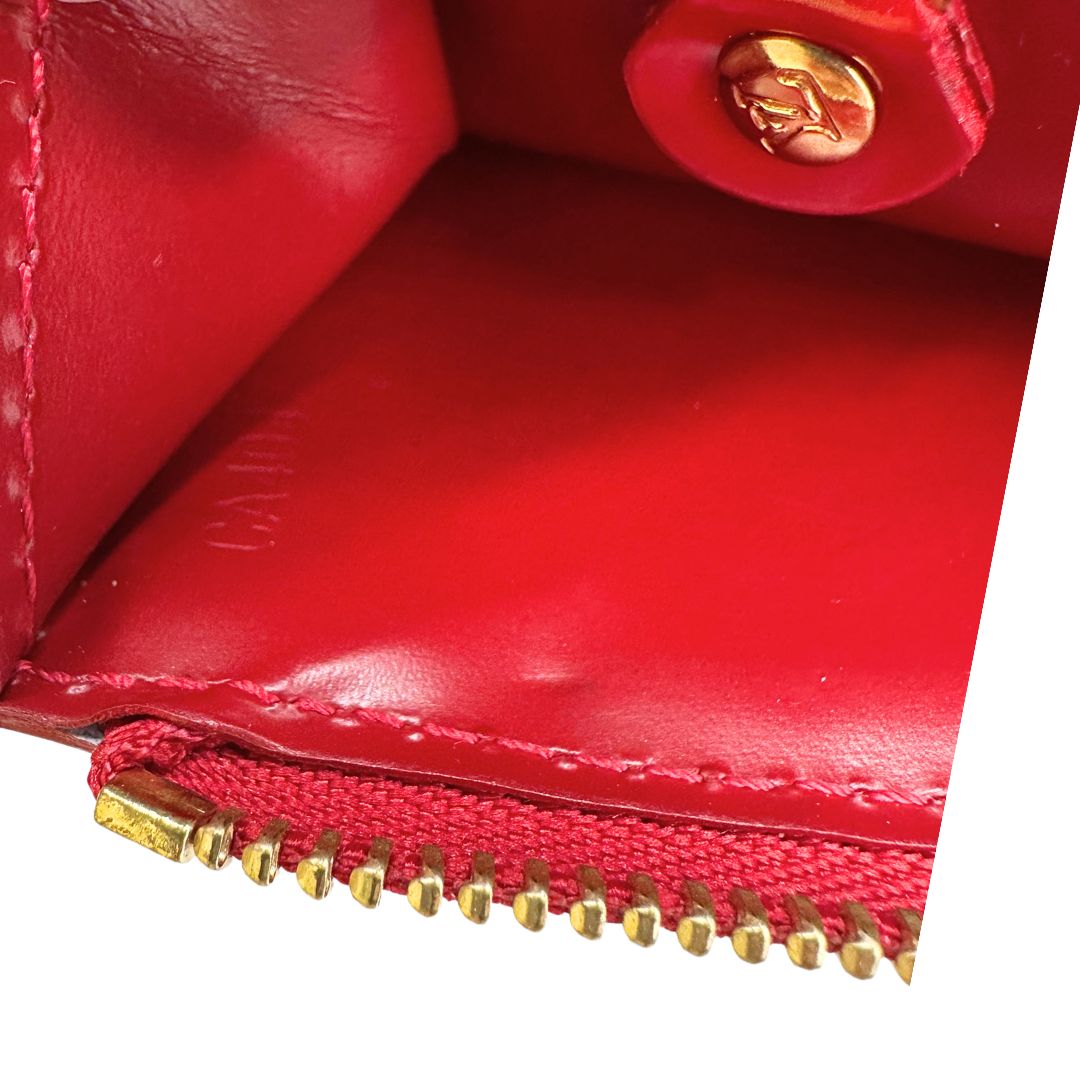 Portamonete Louis Vuitton in pelle vernis rossa con trama monogram empreinte e parti metalliche dorate. Originale, usata, di lusso, in ottime condizioni.