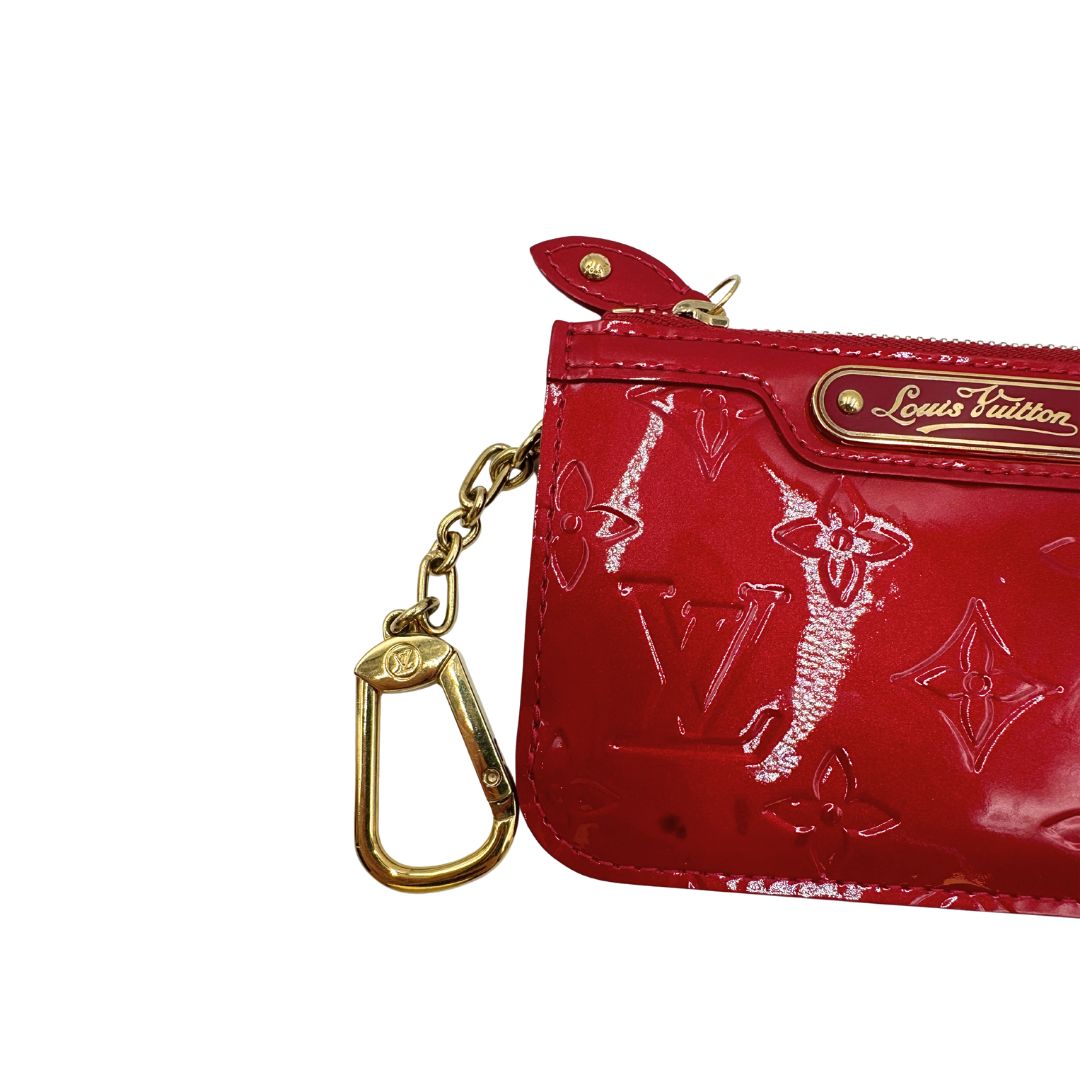 Portamonete Louis Vuitton in pelle vernis rossa con trama monogram empreinte e parti metalliche dorate. Originale, usata, di lusso, in ottime condizioni.