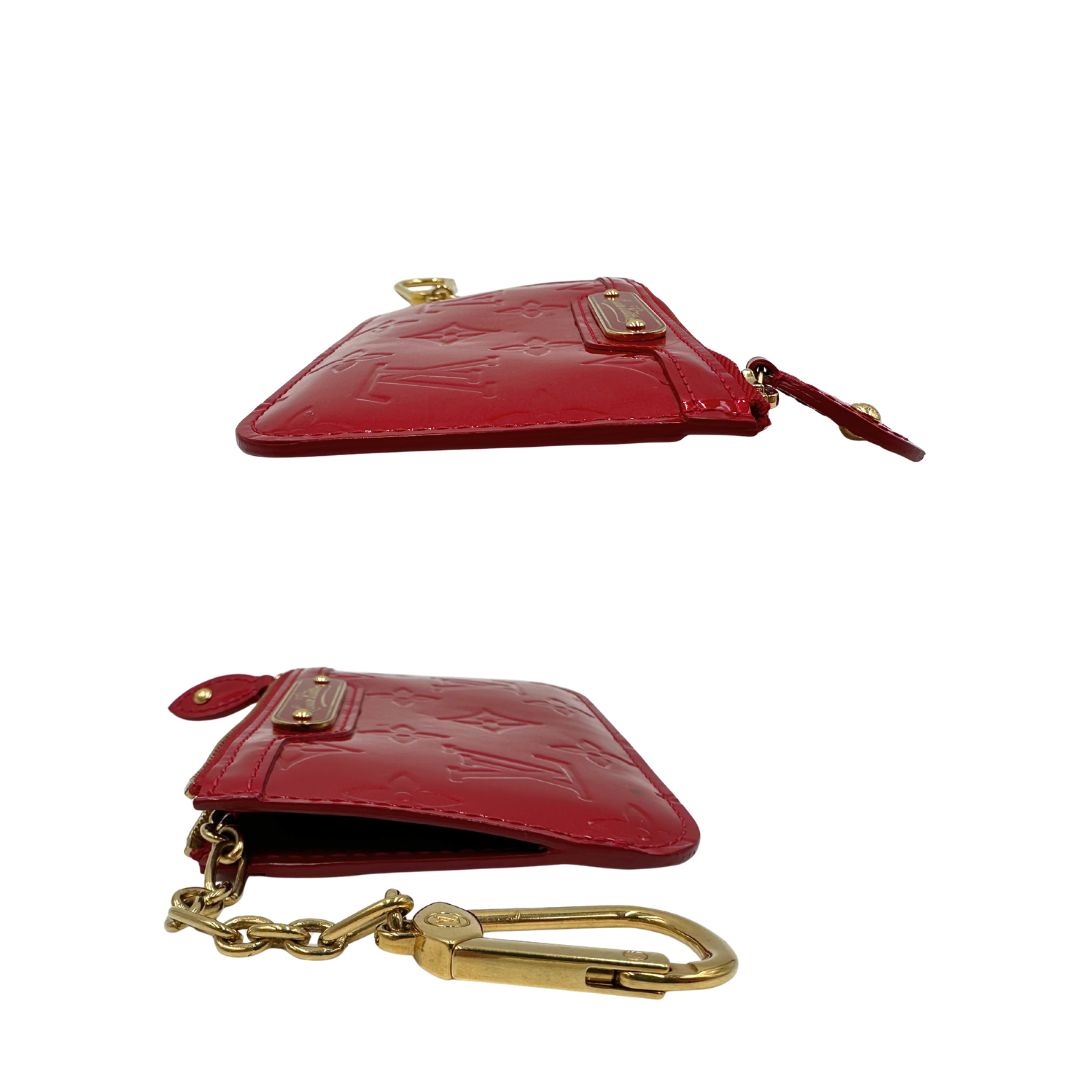 Portamonete Louis Vuitton in pelle vernis rossa con trama monogram empreinte e parti metalliche dorate. Originale, usata, di lusso, in ottime condizioni.