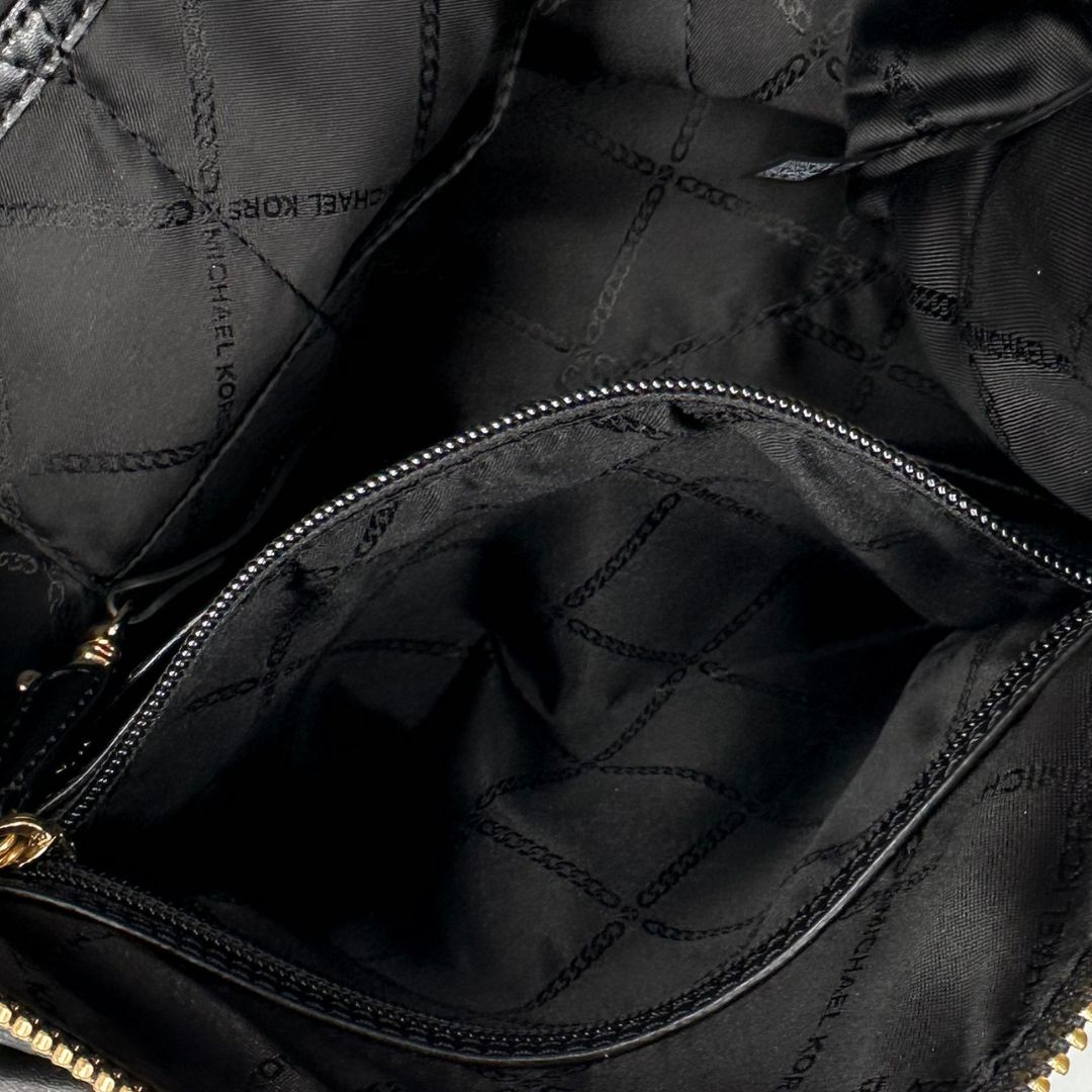 interno  Borsa MK in pelle martellata nera, munita di una tracolla e doppi manici, di lusso, originale, ottime condizioni 