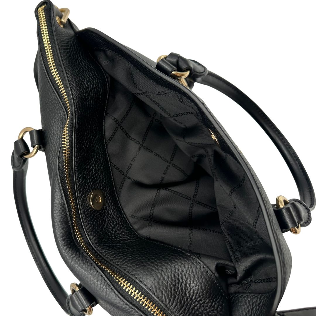 interno  Borsa MK in pelle martellata nera, munita di una tracolla e doppi manici, di lusso, originale, ottime condizioni 