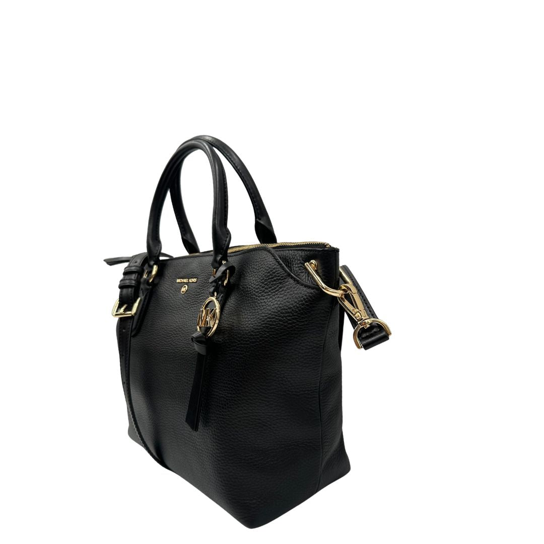 lato  Borsa MK in pelle martellata nera, munita di una tracolla e doppi manici, di lusso, originale, ottime condizioni 