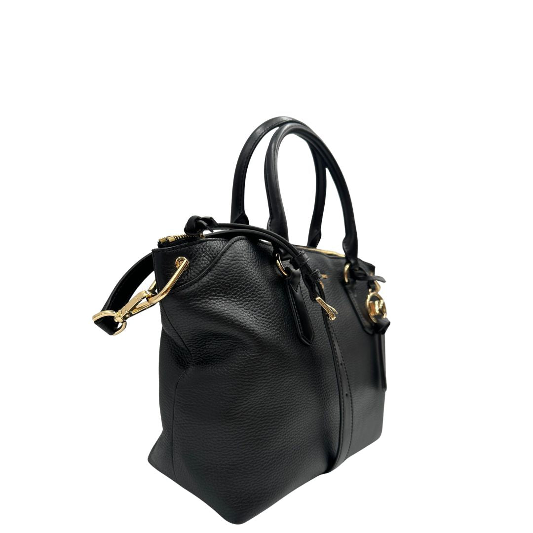 lato  Borsa MK in pelle martellata nera, munita di una tracolla e doppi manici, di lusso, originale, ottime condizioni 