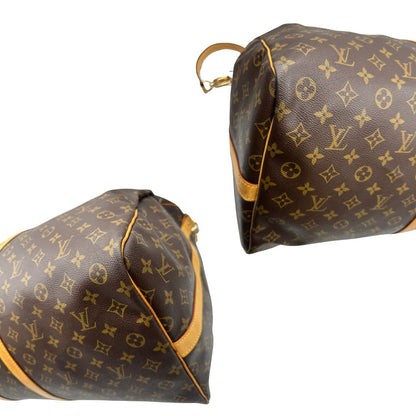 angoli  Borsone Louis Vuitton Keepall nella misura 60 in canvas marrone monogram e finiture in vacchetta naturale, di lusso, originale, ottime condizioni, usato. 