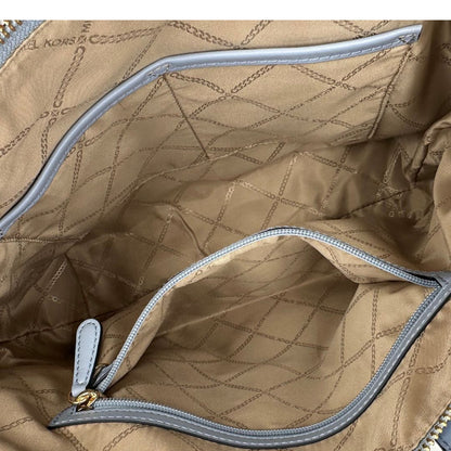 interno  Borsa MK in pelle saffiano celeste, munita di doppi manici, indossabile a spalla, di lusso, originale, ottime condizioni. 