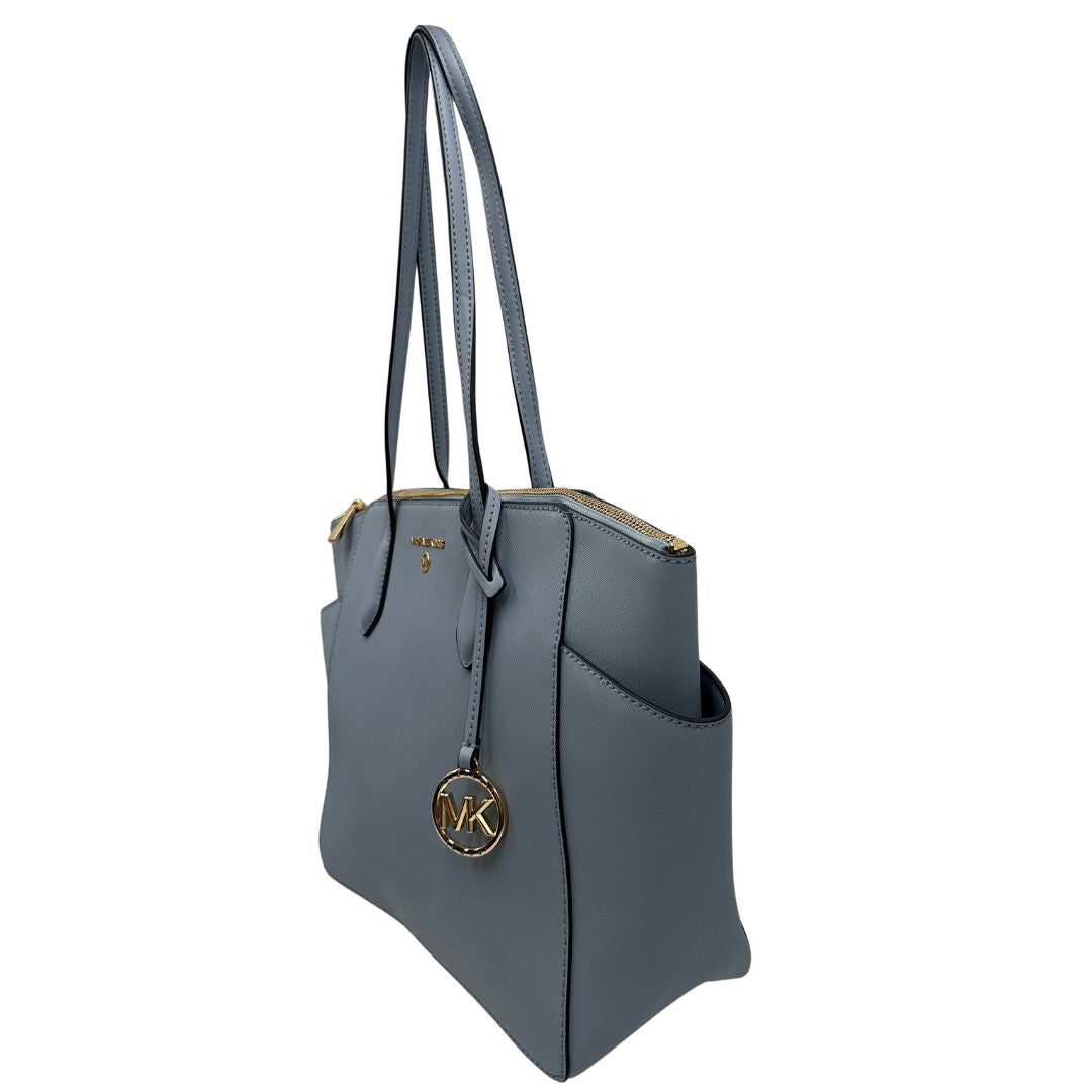 lato  Borsa MK in pelle saffiano celeste, munita di doppi manici, indossabile a spalla, di lusso, originale, ottime condizioni.