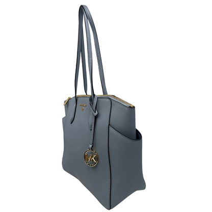 lato  Borsa MK in pelle saffiano celeste, munita di doppi manici, indossabile a spalla, di lusso, originale, ottime condizioni.