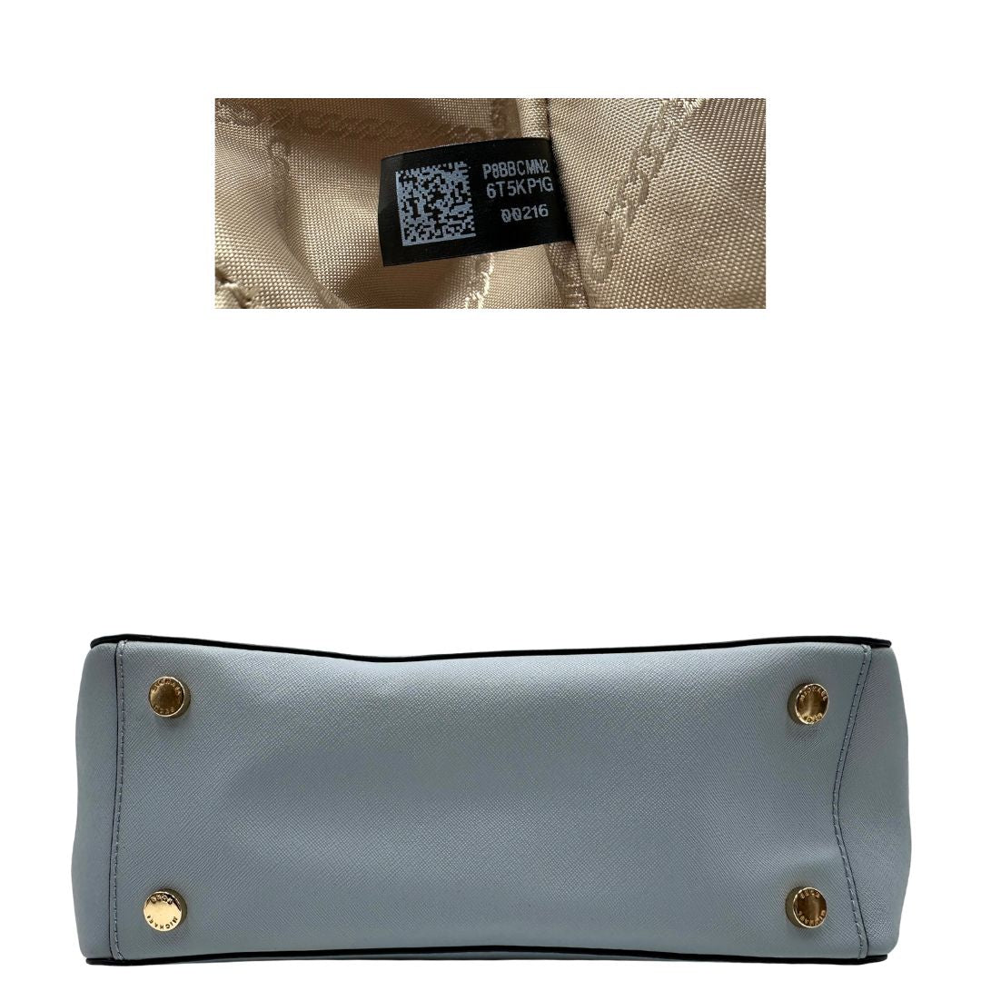 base  Borsa MK in pelle saffiano celeste, munita di doppi manici, indossabile a spalla, di lusso, originale, ottime condizioni. 