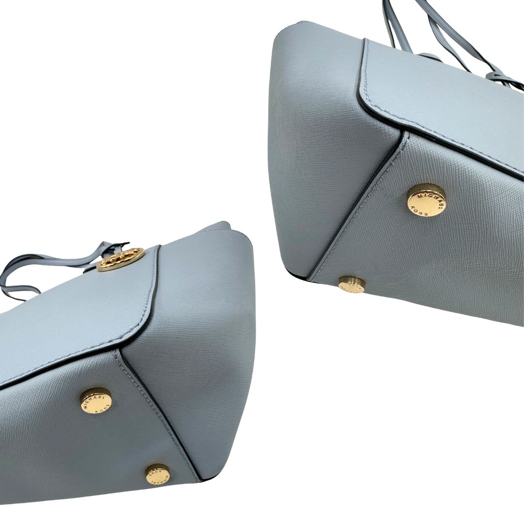 angoli  Borsa MK in pelle saffiano celeste, munita di doppi manici, indossabile a spalla, di lusso, originale, ottime condizioni. 