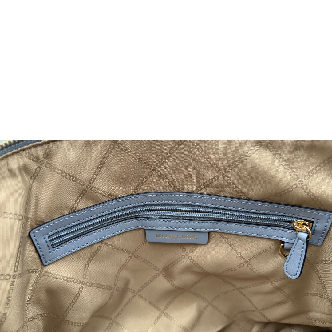 interno  Borsa MK in pelle saffiano celeste, munita di doppi manici, indossabile a spalla, di lusso, originale, ottime condizioni. 