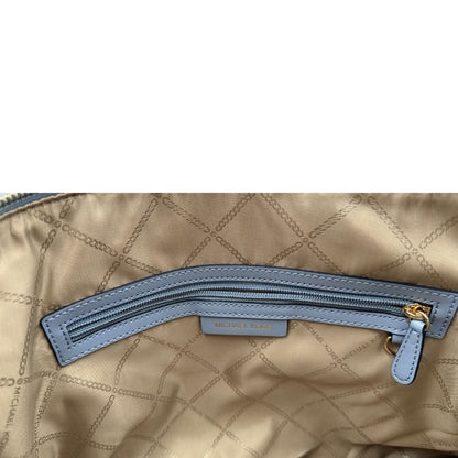 interno  Borsa MK in pelle saffiano celeste, munita di doppi manici, indossabile a spalla, di lusso, originale, ottime condizioni. 