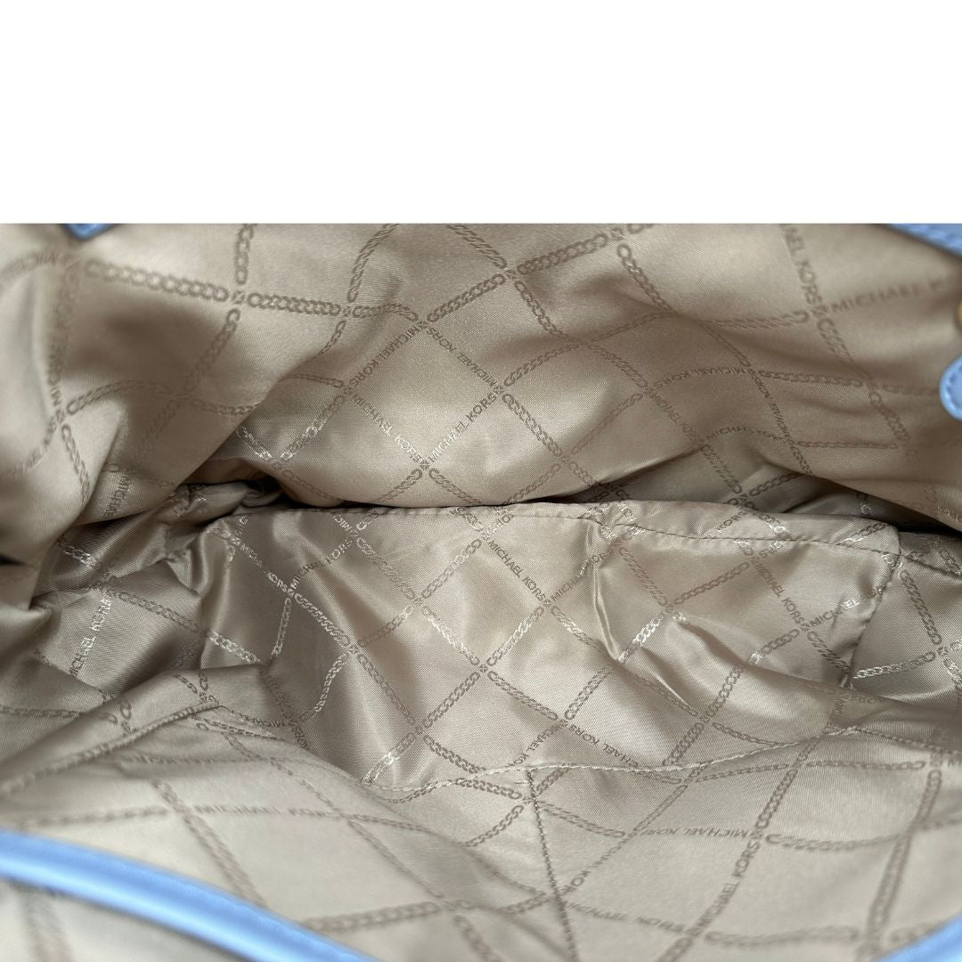 interno  Borsa MK in pelle saffiano celeste, munita di doppi manici, indossabile a spalla, di lusso, originale, ottime condizioni. 