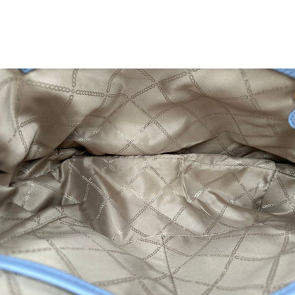 interno  Borsa MK in pelle saffiano celeste, munita di doppi manici, indossabile a spalla, di lusso, originale, ottime condizioni. 