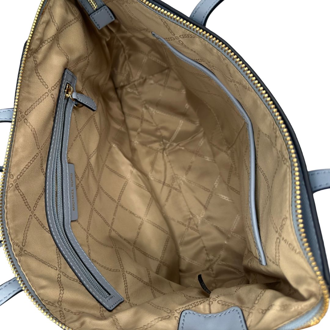 interno  Borsa MK in pelle saffiano celeste, munita di doppi manici, indossabile a spalla, di lusso, originale, ottime condizioni. 