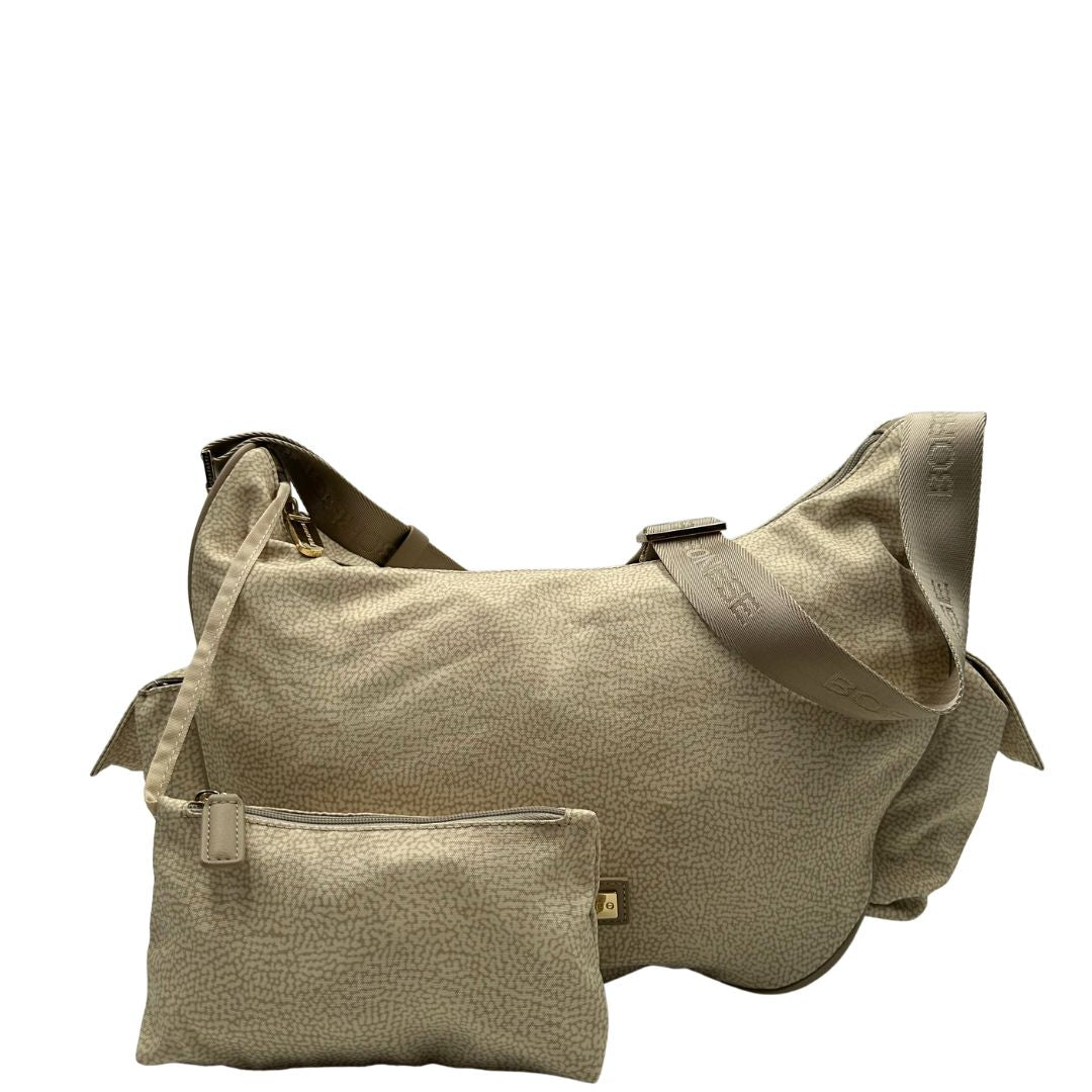 Front, Borsa Borbonese in tessuto poliestere color beige trama occhio di pernice, morbida e capiente, presenta una tracolla regolabile, pratiche tasche laterali e dettagli metallici color oro.