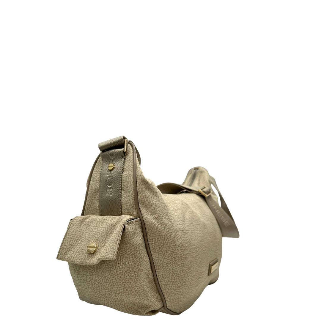 Laterale, Borsa Borbonese in tessuto poliestere color beige trama occhio di pernice, morbida e capiente, presenta una tracolla regolabile, pratiche tasche laterali e dettagli metallici color oro.