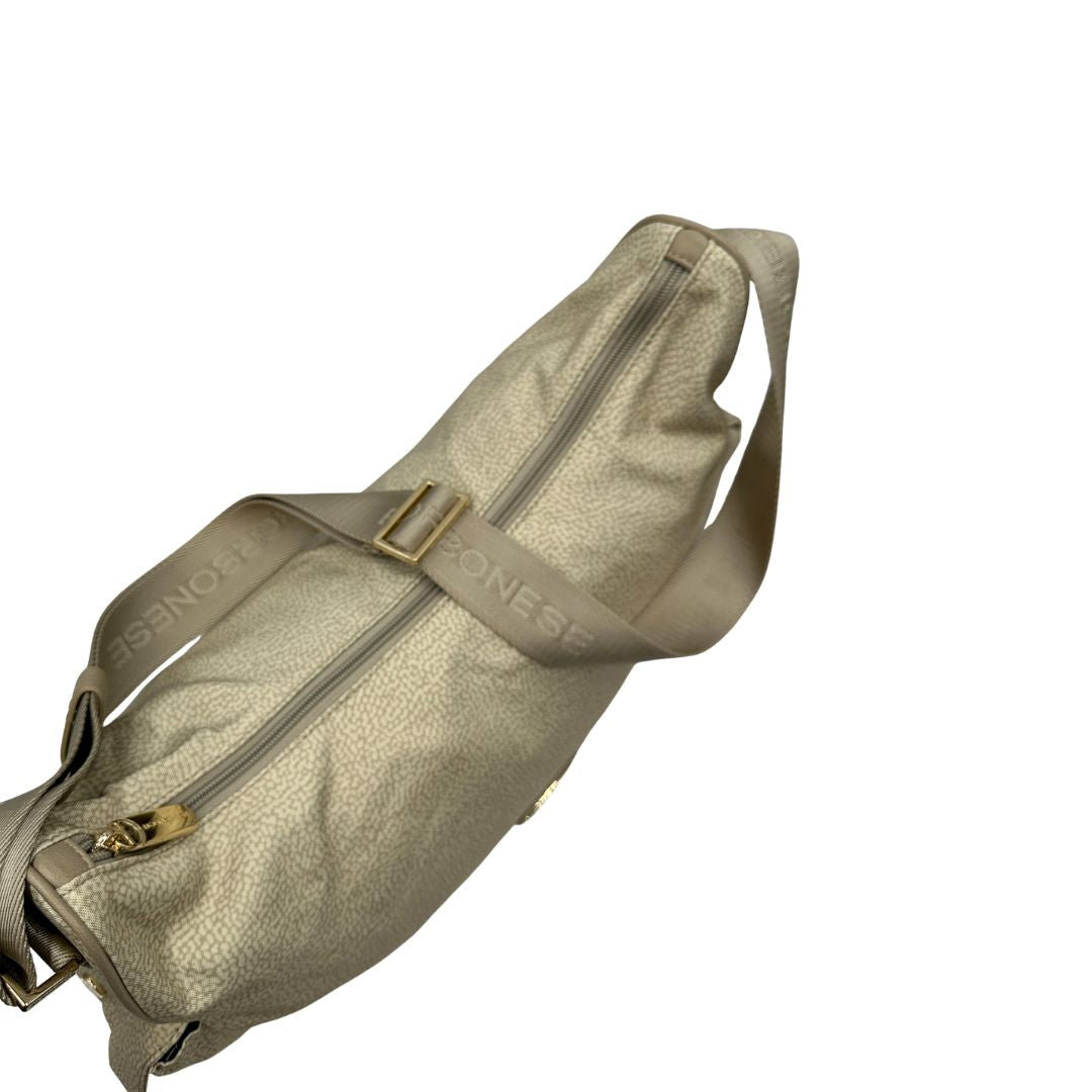 Chiusura, Borsa Borbonese in tessuto poliestere color beige trama occhio di pernice, morbida e capiente, presenta una tracolla regolabile, pratiche tasche laterali e dettagli metallici color oro.