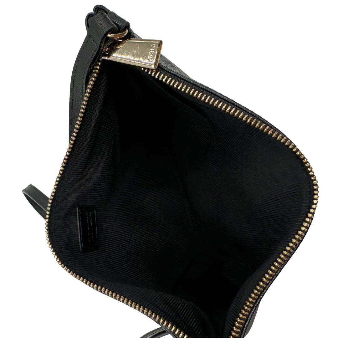 interno Borsa Furla in pelle nera, munita di una tracolla regolabile, di lusso, originale, ottime condizioni, usata