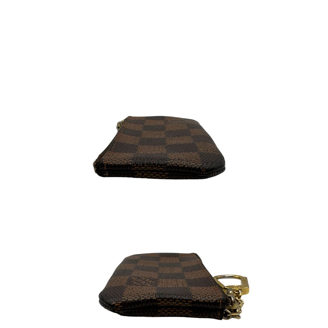 lati Charm Louis Vuitton in canvas Damier Ébène, di lusso, originale, ottime condizioni, usata. 