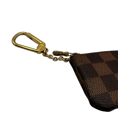 moschettone del Charm Louis Vuitton in canvas Damier Ébène, di lusso, originale, ottime condizioni, usata. 