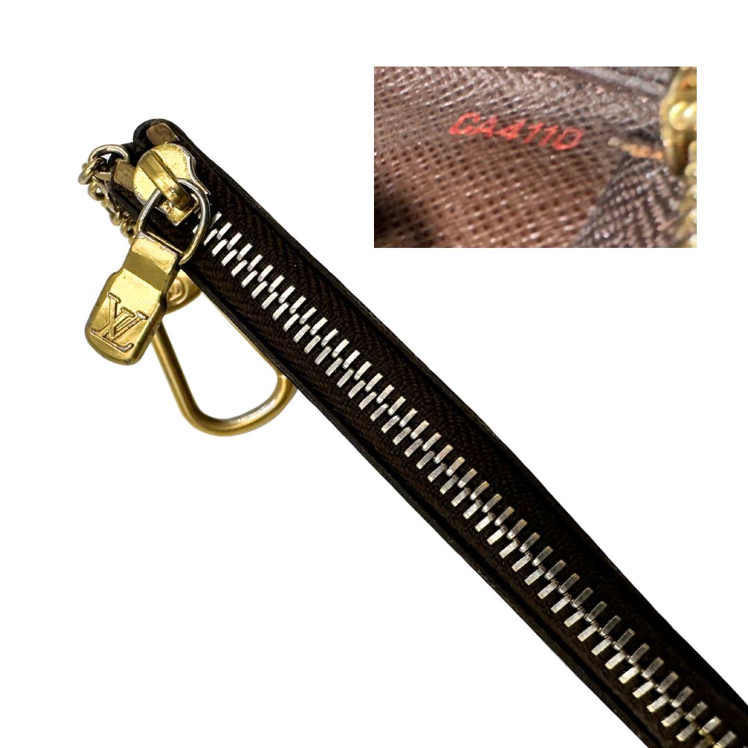 Charm Louis Vuitton in canvas Damier Ébène, di lusso, originale, ottime condizioni, usata. 