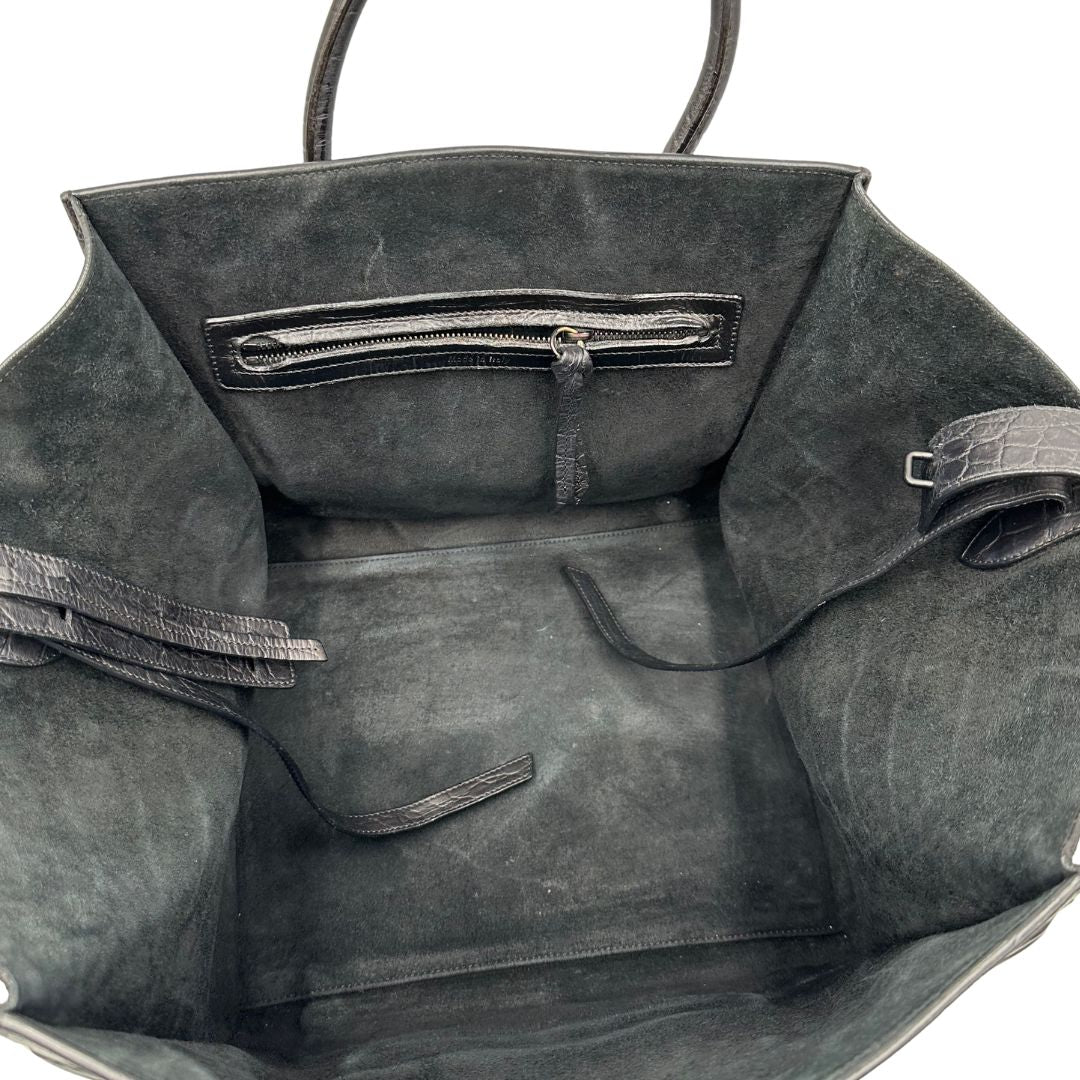 interno Borsa Celine Luggage Phantom in pelle nera trama cocco, munita di doppi manici stondati, di lusso, originale, ottime condizioni, usata 