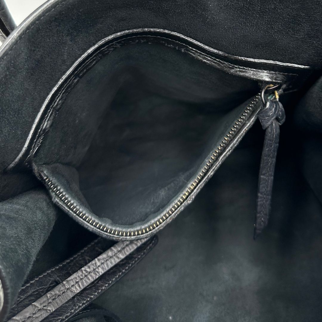 interno Borsa Celine Luggage Phantom in pelle nera trama cocco, munita di doppi manici stondati, di lusso, originale, ottime condizioni, usata 