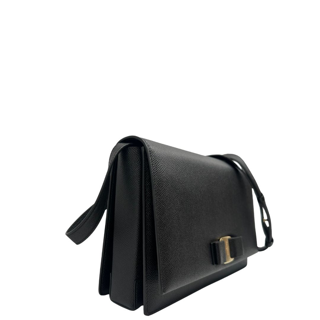 Borsa Salvatore Ferragamo in pelle nera con hardware dorato, puoi portarla a spalla o a tracolla, di lusso, originale, usata