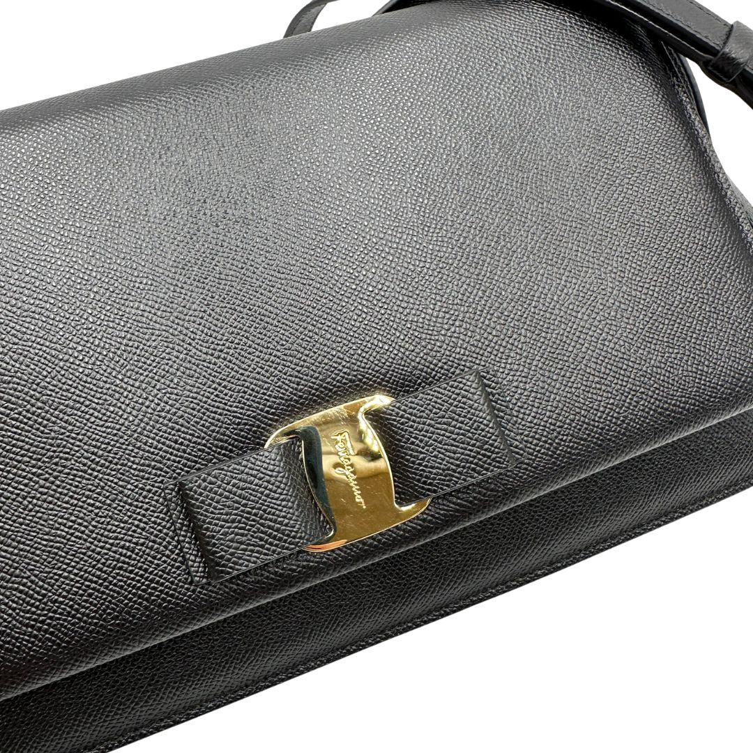  Borsa Salvatore Ferragamo in pelle nera con hardware dorato, puoi portarla a spalla o a tracolla, di lusso, originale, usata