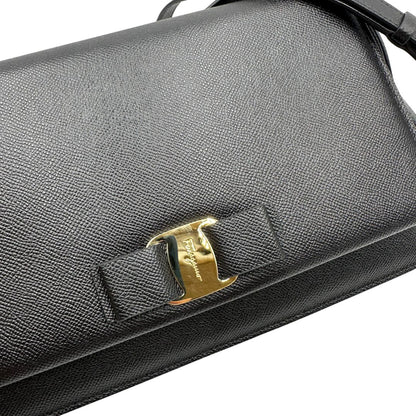  Borsa Salvatore Ferragamo in pelle nera con hardware dorato, puoi portarla a spalla o a tracolla, di lusso, originale, usata
