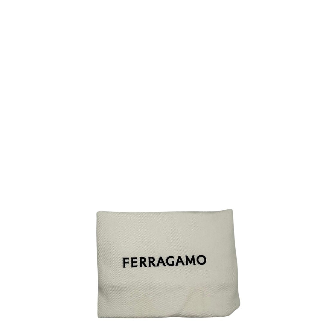  Borsa Salvatore Ferragamo in pelle nera con hardware dorato, puoi portarla a spalla o a tracolla, di lusso, originale, usata