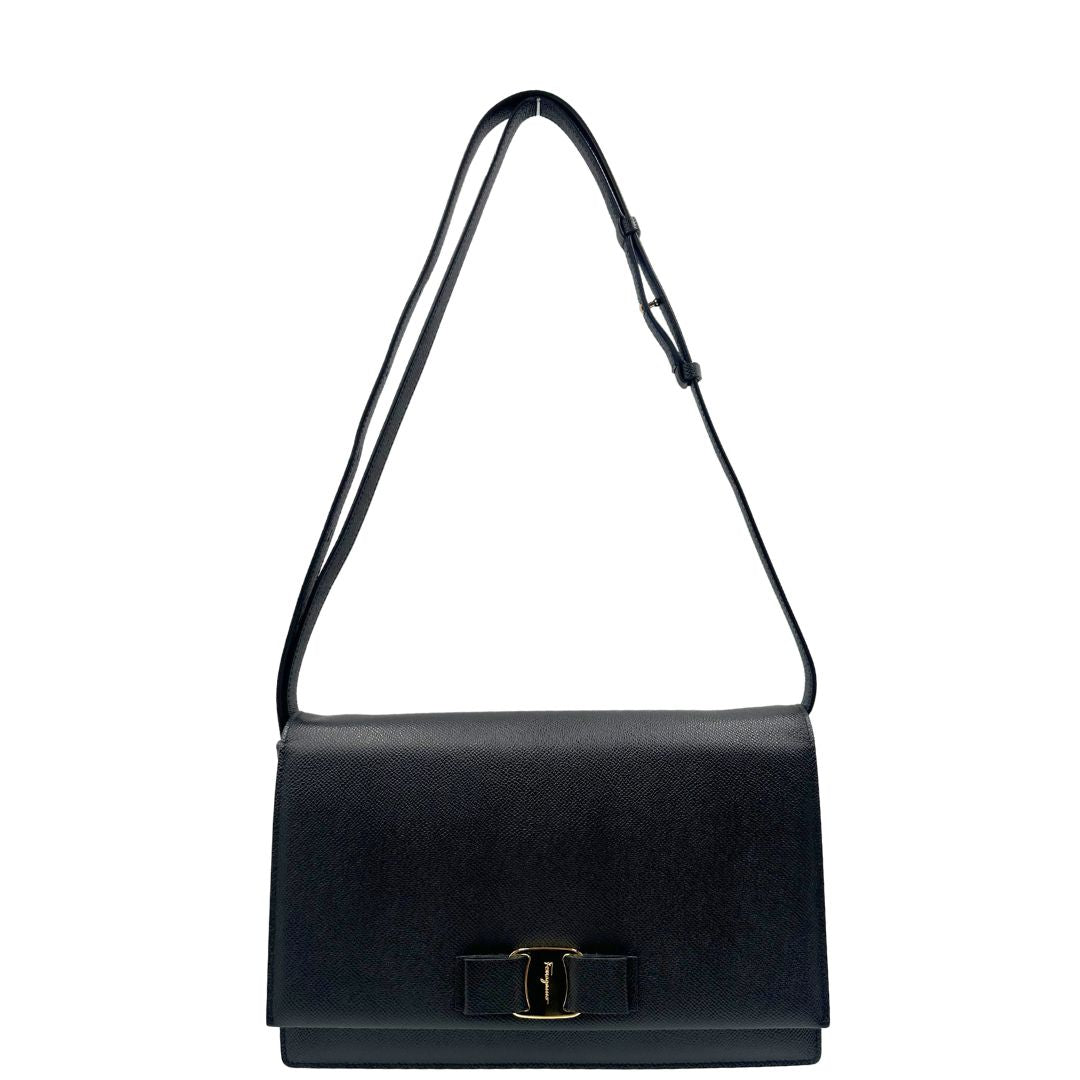  Borsa Salvatore Ferragamo in pelle nera con hardware dorato, puoi portarla a spalla o a tracolla, di lusso, originale, usata