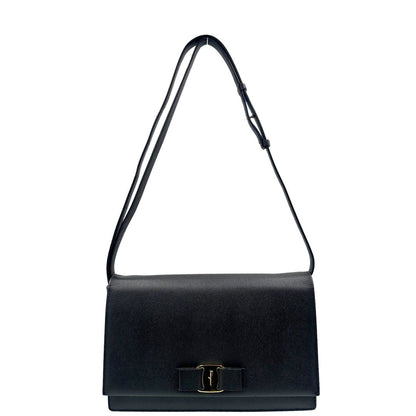  Borsa Salvatore Ferragamo in pelle nera con hardware dorato, puoi portarla a spalla o a tracolla, di lusso, originale, usata