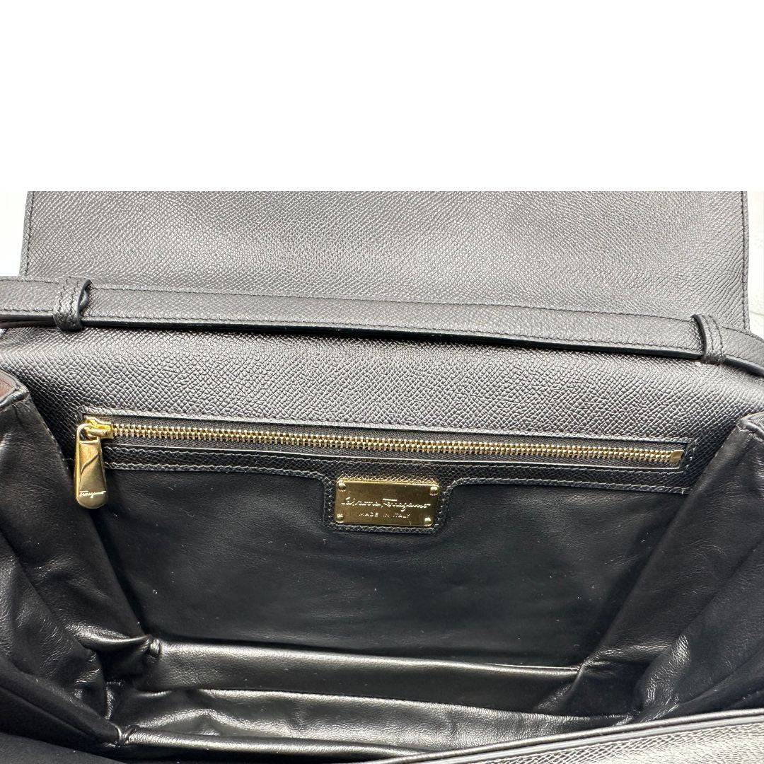  Borsa Salvatore Ferragamo in pelle nera con hardware dorato, puoi portarla a spalla o a tracolla, di lusso, originale, usata