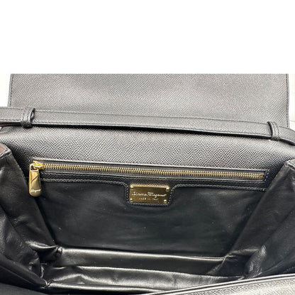  Borsa Salvatore Ferragamo in pelle nera con hardware dorato, puoi portarla a spalla o a tracolla, di lusso, originale, usata