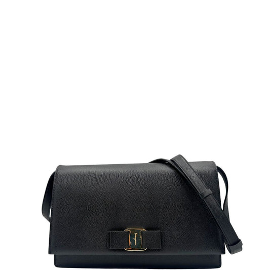 front  Borsa Salvatore Ferragamo in pelle nera con hardware dorato, puoi portarla a spalla o a tracolla, di lusso, originale, usata 