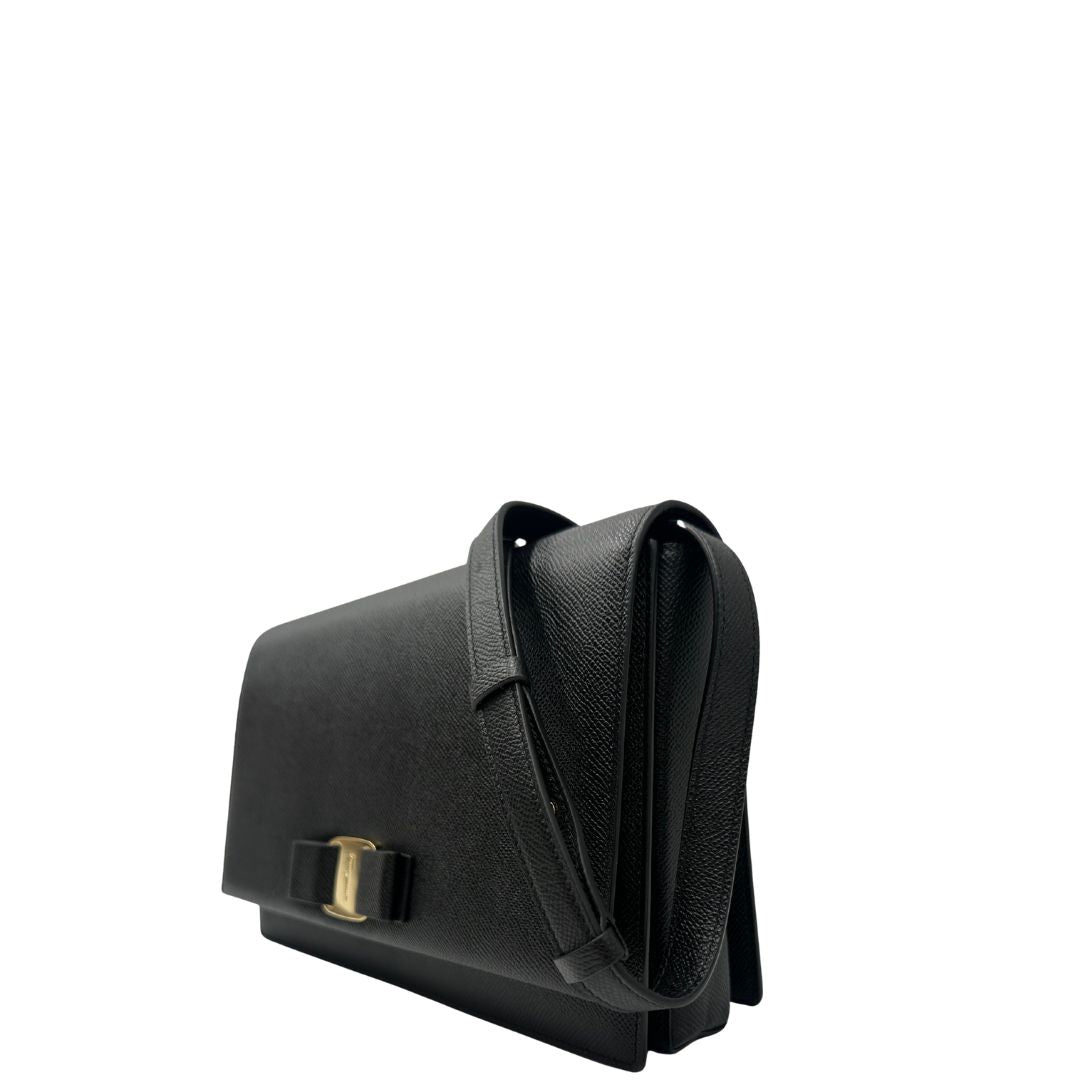  Borsa Salvatore Ferragamo in pelle nera con hardware dorato, puoi portarla a spalla o a tracolla, di lusso, originale, usata