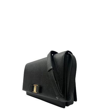  Borsa Salvatore Ferragamo in pelle nera con hardware dorato, puoi portarla a spalla o a tracolla, di lusso, originale, usata