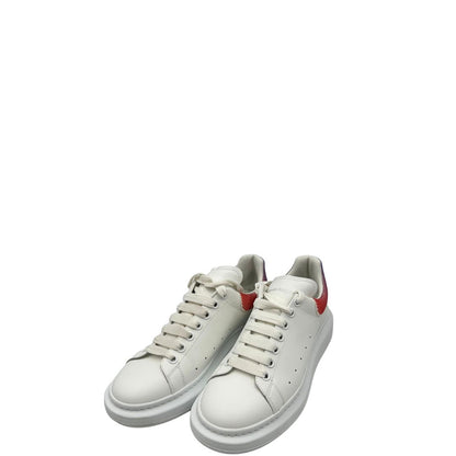 Scarpe Alexander McQueen in pelle bianca, presentano un tallone in pelle con caratteristico motivo sfumato a pixel. Originale, usata, di lusso in ottime condizioni.