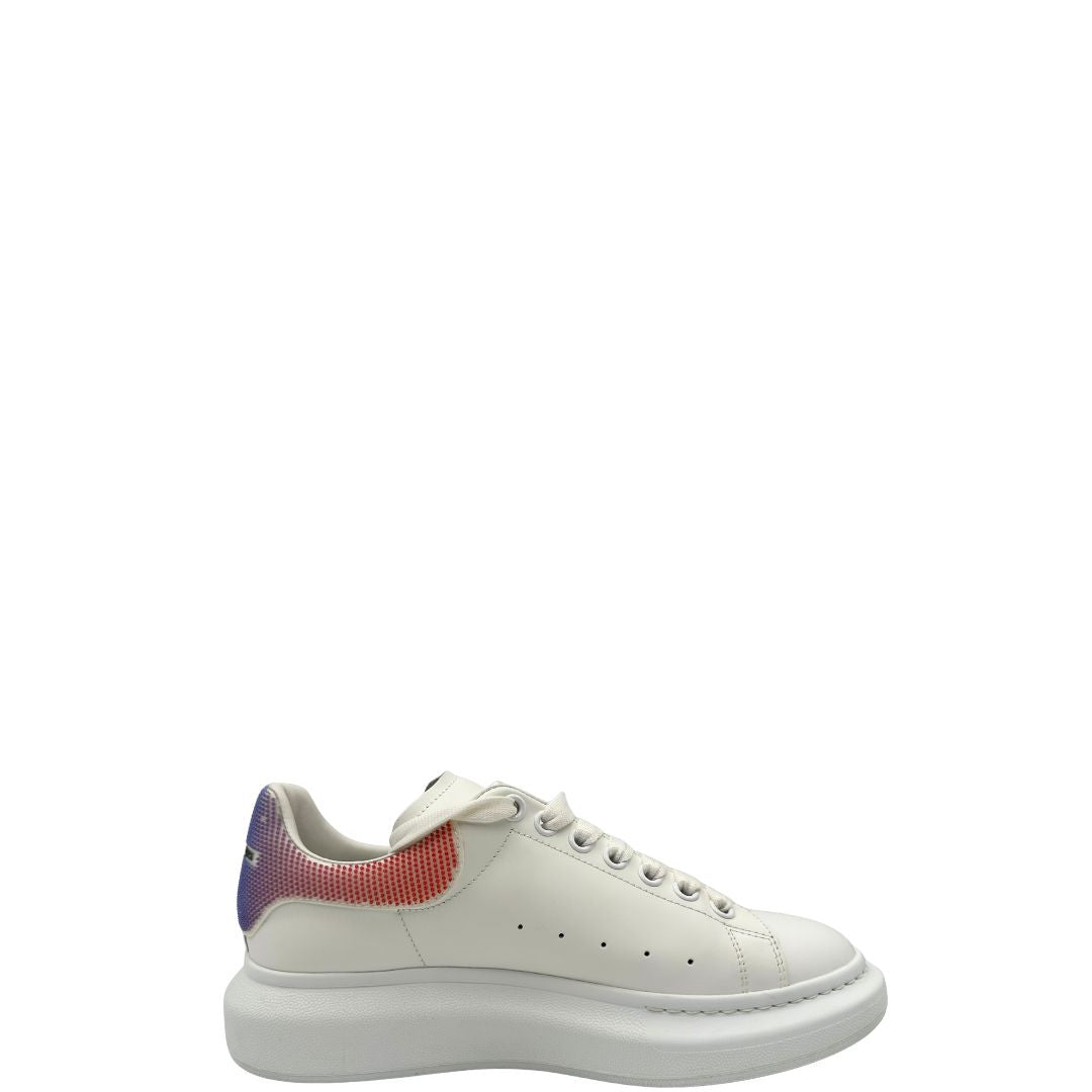Scarpe Alexander McQueen in pelle bianca, presentano un tallone in pelle con caratteristico motivo sfumato a pixel. Originale, usata, di lusso in ottime condizioni.