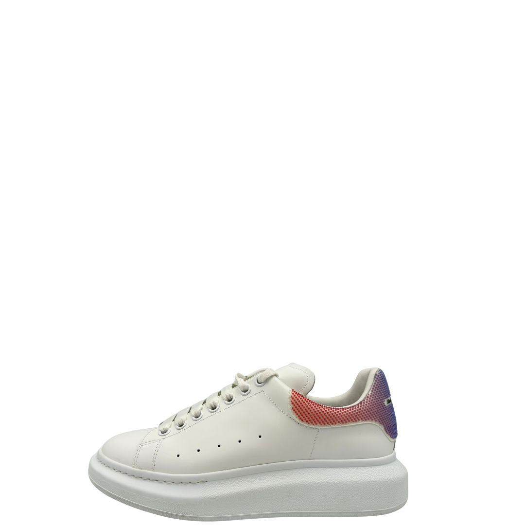 Scarpe Alexander McQueen in pelle bianca, presentano un tallone in pelle con caratteristico motivo sfumato a pixel. Originale, usata, di lusso in ottime condizioni.