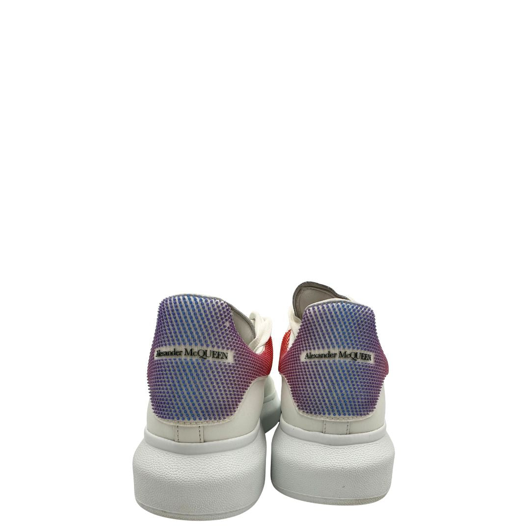 Scarpe Alexander McQueen in pelle bianca, presentano un tallone in pelle con caratteristico motivo sfumato a pixel. Originale, usata, di lusso in ottime condizioni.