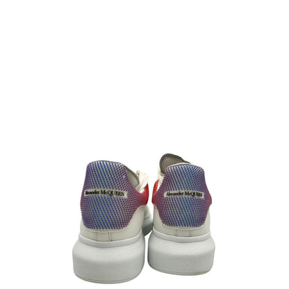 Scarpe Alexander McQueen in pelle bianca, presentano un tallone in pelle con caratteristico motivo sfumato a pixel. Originale, usata, di lusso in ottime condizioni.