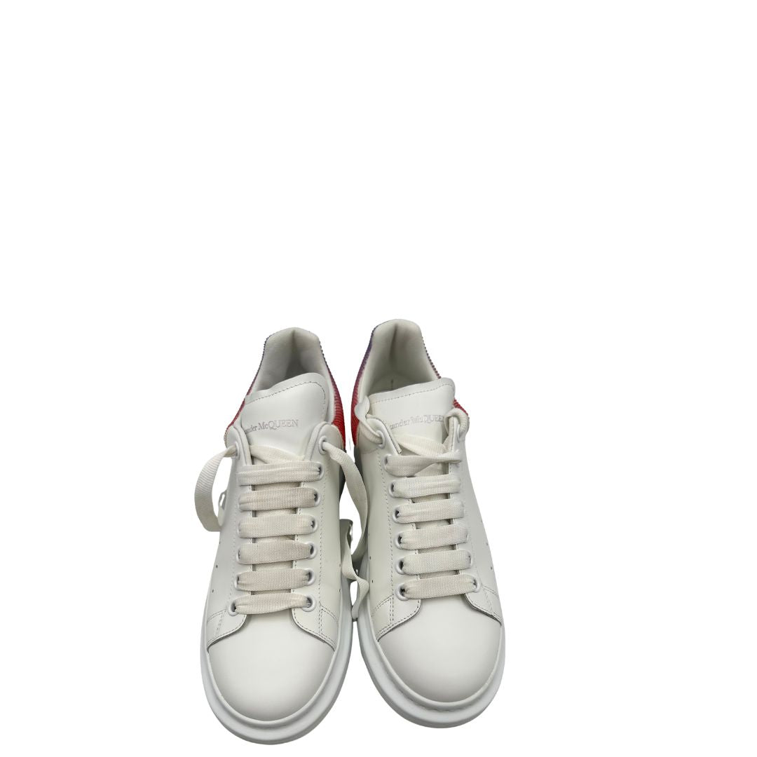 Scarpe Alexander McQueen in pelle bianca, presentano un tallone in pelle con caratteristico motivo sfumato a pixel. Originale, usata, di lusso in ottime condizioni.