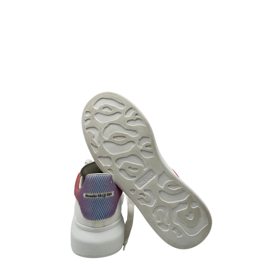 Scarpe Alexander McQueen in pelle bianca, presentano un tallone in pelle con caratteristico motivo sfumato a pixel. Originale, usata, di lusso in ottime condizioni.